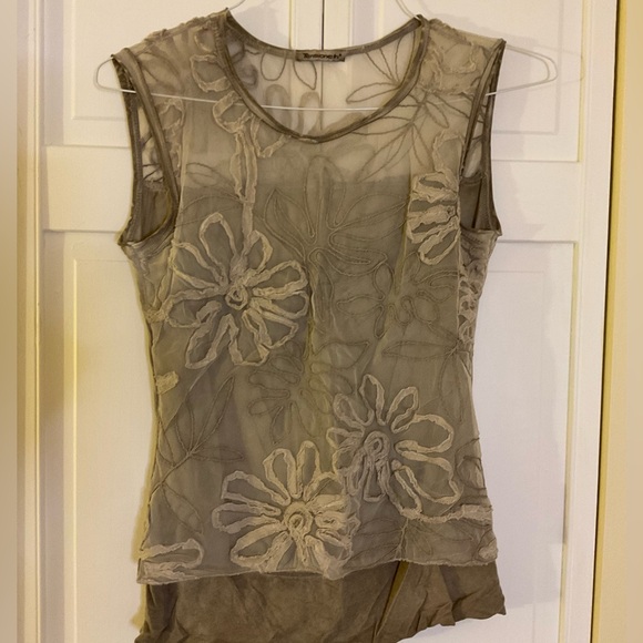 $13 ❌ SEND OFFER ❌ Tensione In Mesh / Floral Overlay Dressy Tank - Picture 5 of 10
